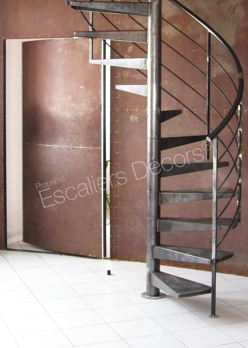 Photo SH23 - Gamme Initiale - SPIR'DÉCO® Contemporain sans limon. Escalier métallique hélicoïdal semi-standard au design épuré et moderne pour appartement type loft.